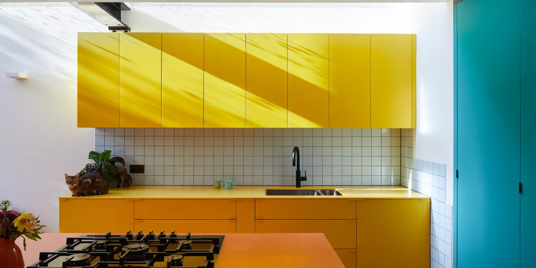 Una cucina in HIMACS dai colori esplosivi