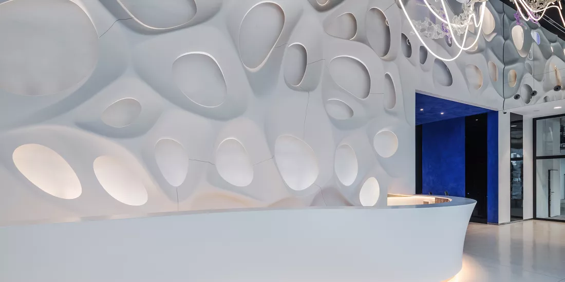 HIMACS transforma una pared en una obra de arte con el proyecto «Bionic Wall» de Eva Jiřičná