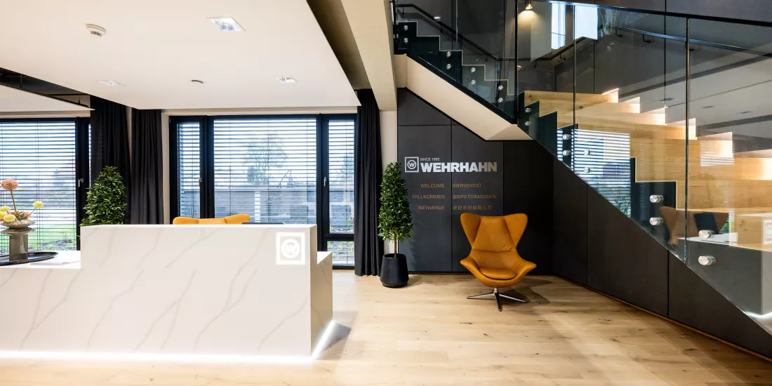 Du matériau de construction à l'espace de bureau : HIMACS donne la touche personnelle au siège de Wehrhahn GmbH