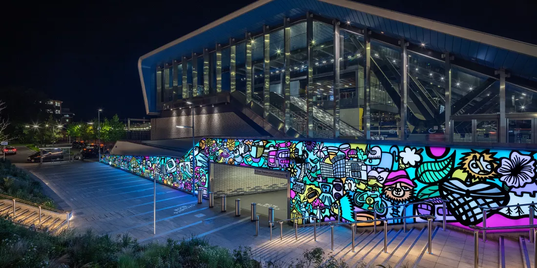 Arte urbana dal cuore vibrante HIMACS per il colorato tributo di Stuart Melrose e Kev Munday a Reading