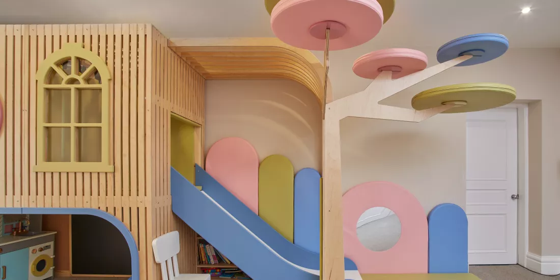 “Scivolare” con stile Con Tigerplay e HIMACS, il divertimento  incontra il design in spazi gioco sicuri