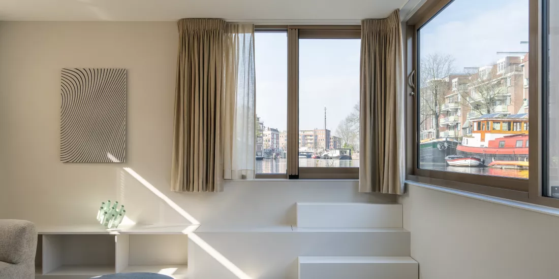 Leben auf dem Wasser – HIMACS prägt das Design eines modernen Hausboots in Amsterdam