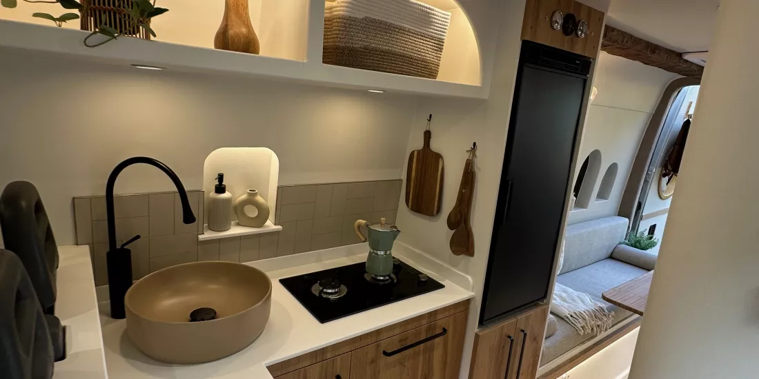 Wanderlust e design d’eccellenza  Vanpuravida sceglie HIMACS per i suoi interni mobili d'autore  