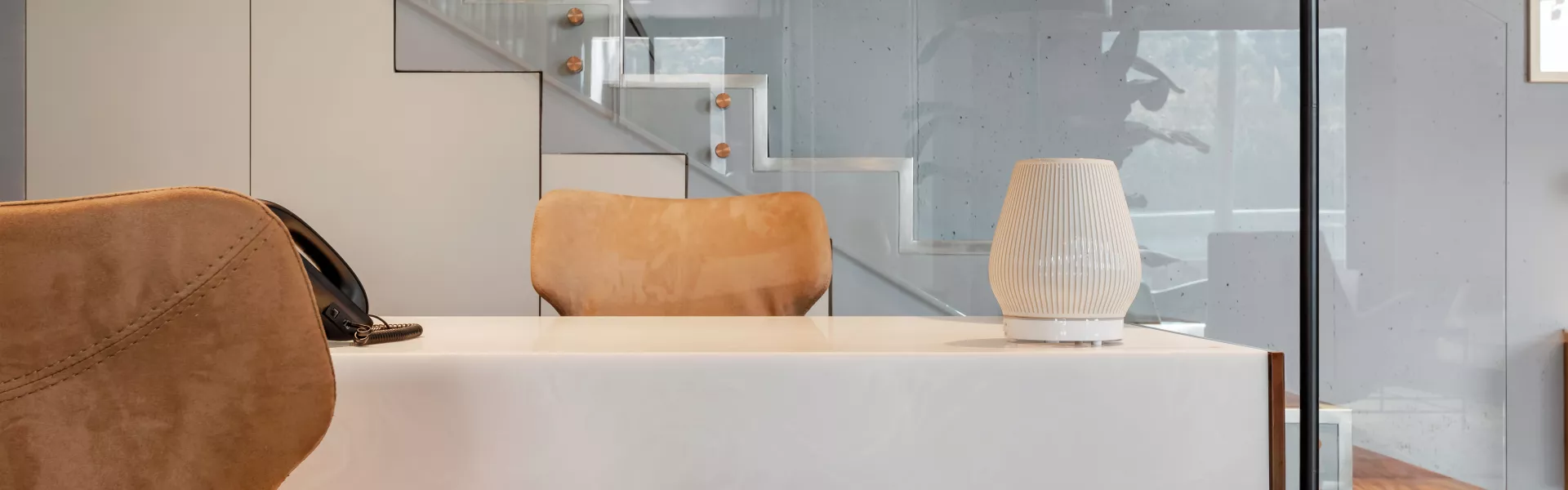 L'esthétique éthérée de HIMACS Pavia dans un bureau au look industriel et chic