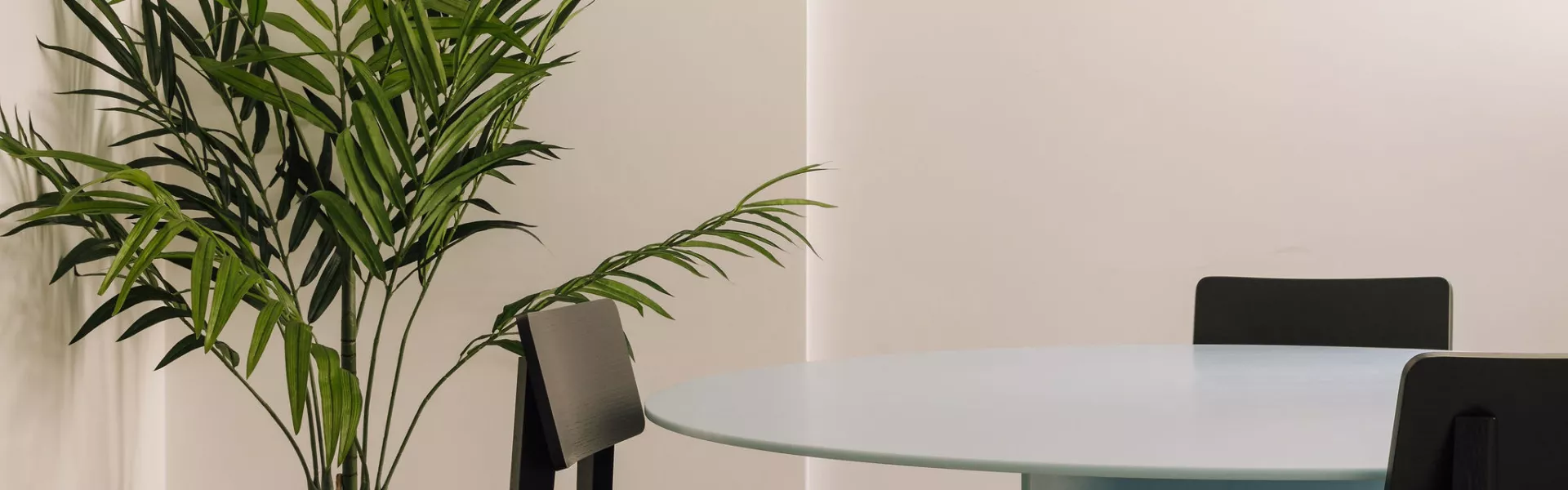 HIMACS im Farbton Sapphire wertet diese außergewöhnliche Ferienwohnung 