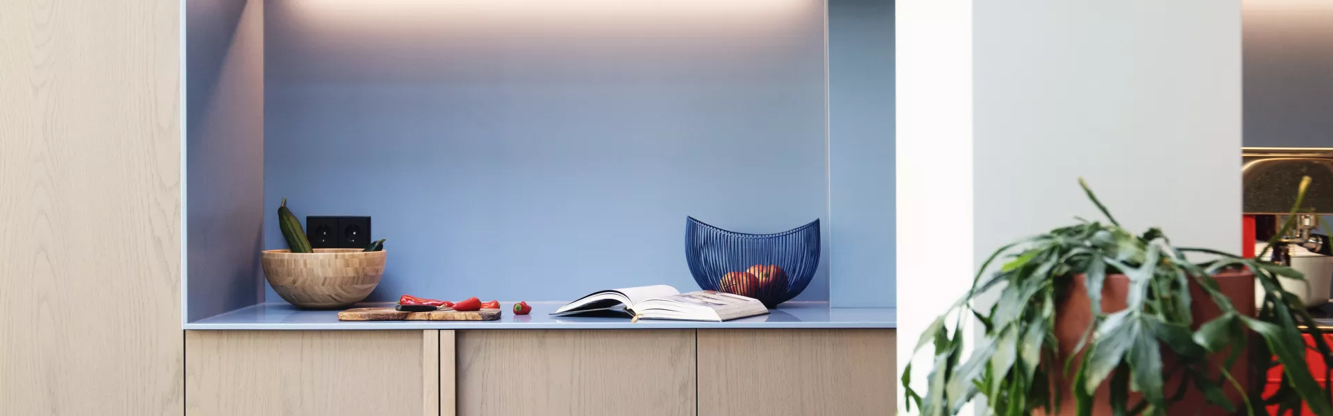 HIMACS apporte couleur et chaleur à cette cuisine moderne de style scandinave.