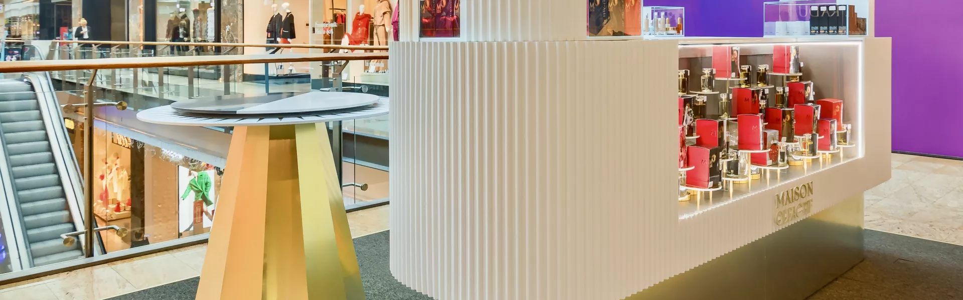 Elegante en esencia: HIMACS da forma a una isla para los perfumes de Maison Olfactif