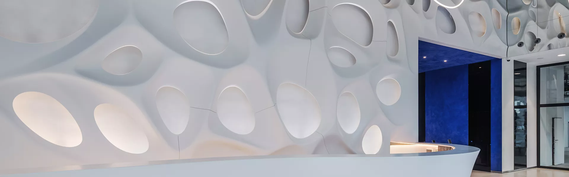 HIMACS transforma una pared en una obra de arte con el proyecto «Bionic Wall» de Eva Jiřičná