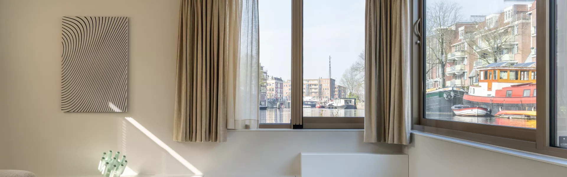 Leben auf dem Wasser – HIMACS prägt das Design eines modernen Hausboots in Amsterdam