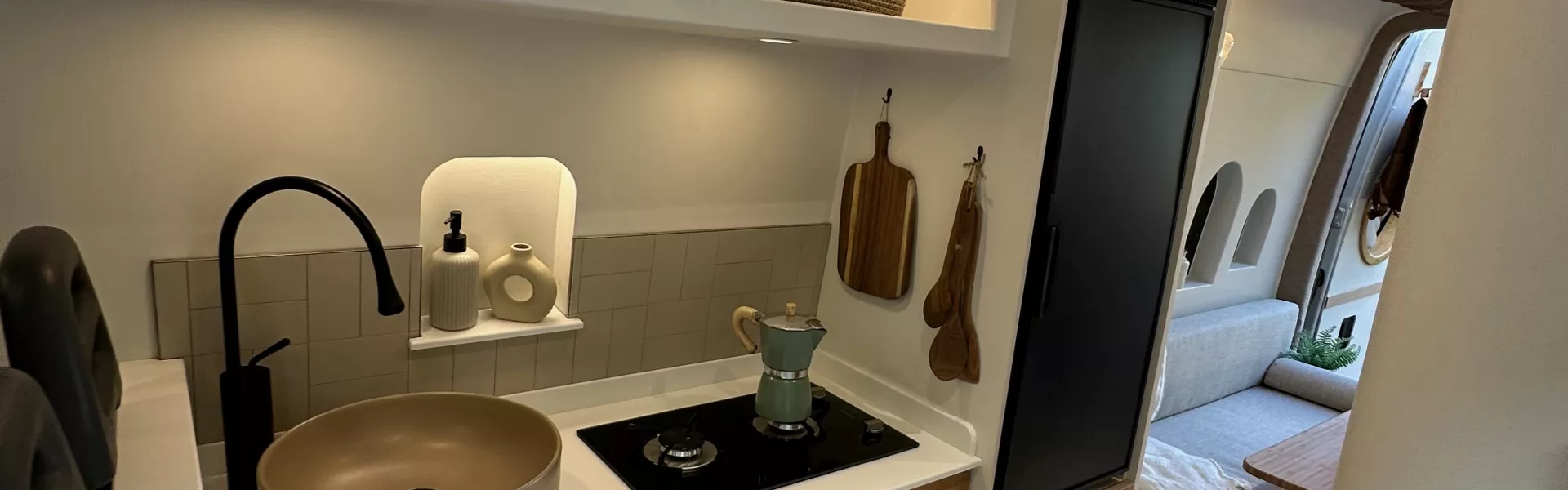 Wanderlust e design d’eccellenza  Vanpuravida sceglie HIMACS per i suoi interni mobili d'autore  