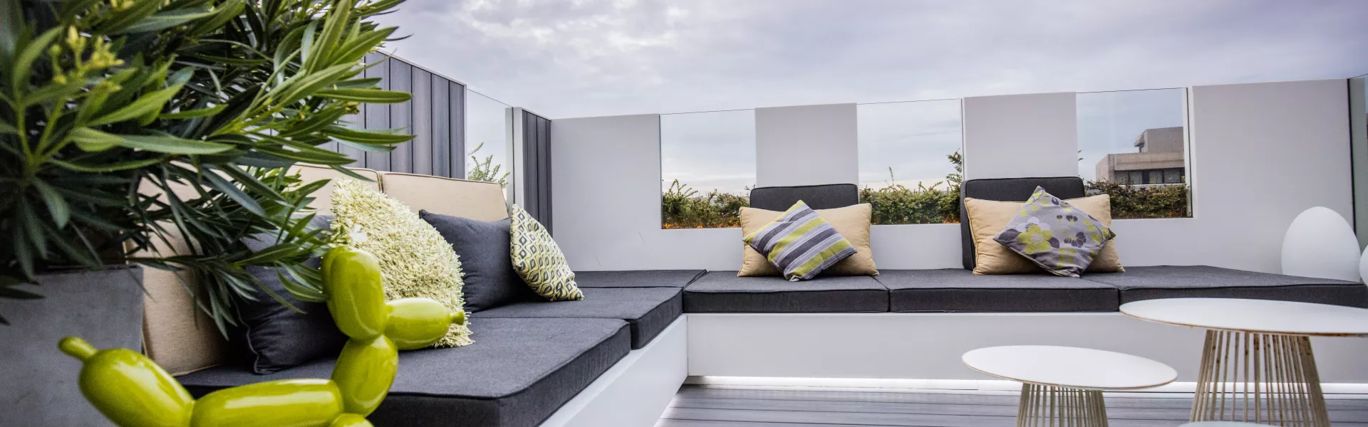 Un ático en la costa de Bélgica luce una espaciosa terraza diseñada con HIMACS