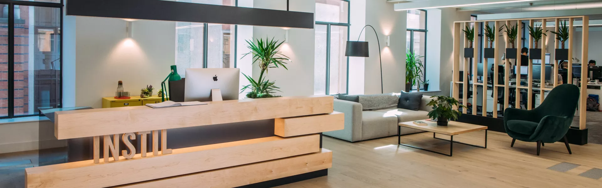 Le noir éclatant d’HIMACS pour les bureaux Instil