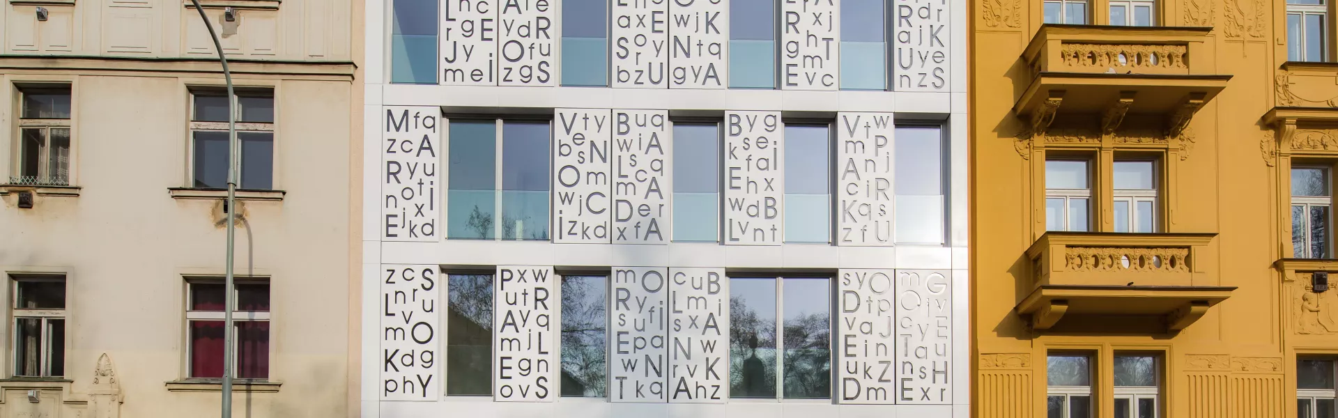HIMACS setzt die poetische Fassade der  Bieblova-Apartments in Prag ins rechte Licht