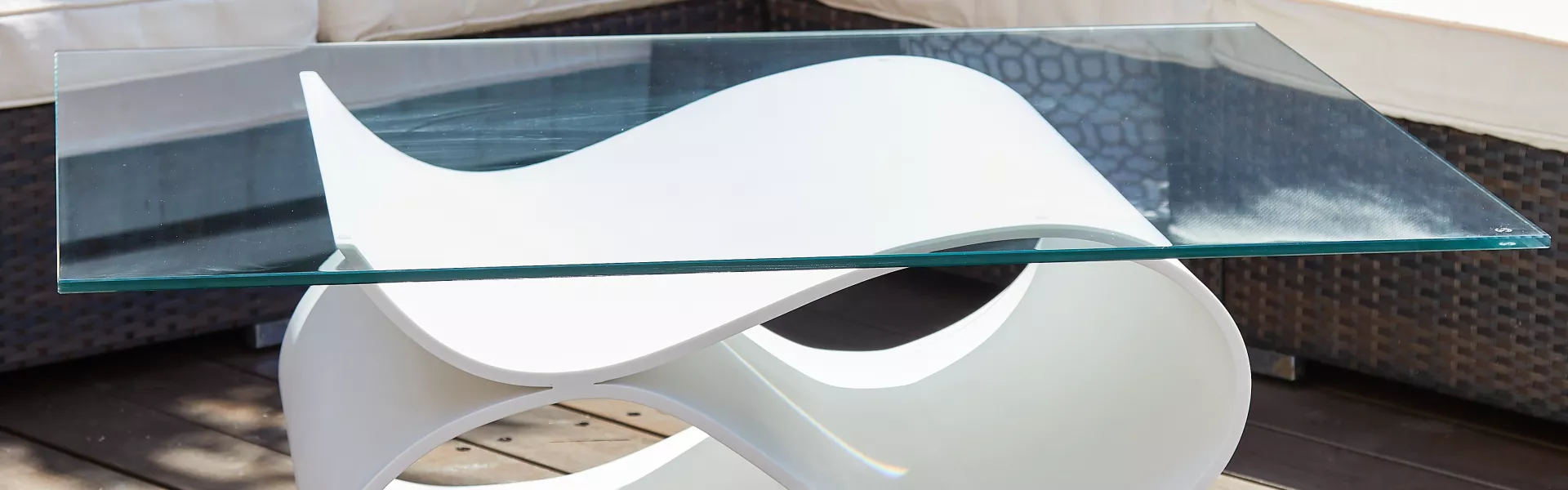 La table "Ripple", fabriquée en HIMACS Ultra-Thermoforming, présentée à 100% Design