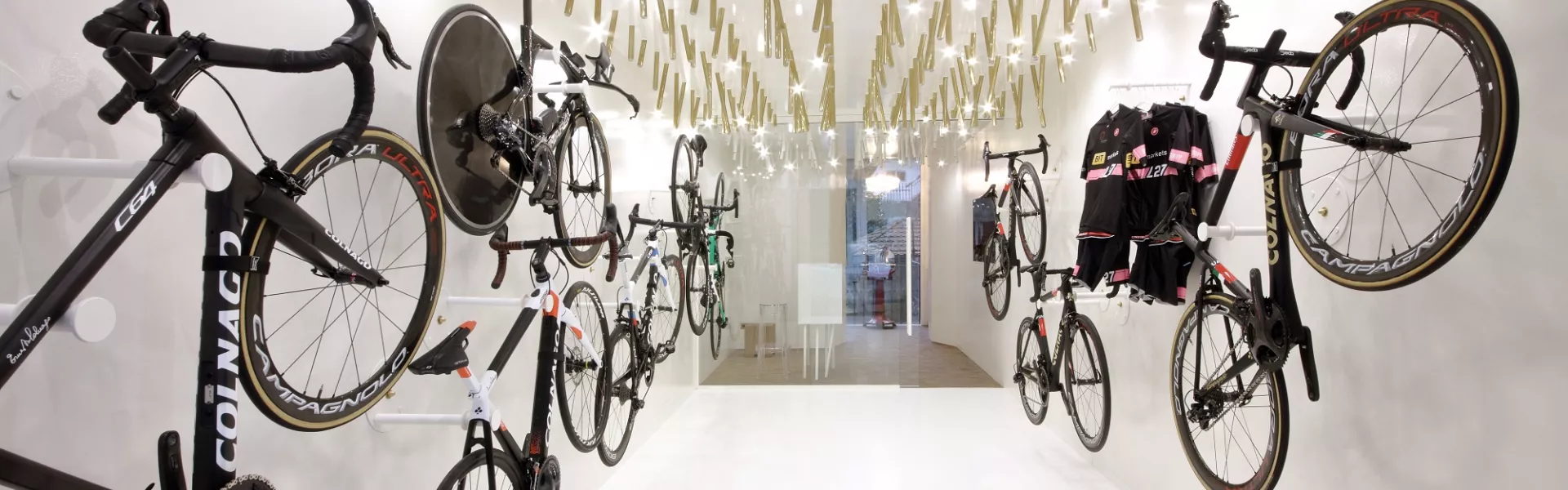 Die Innenraumgestaltung eines Fahrrad- und Coffeeshops mit HIMACS