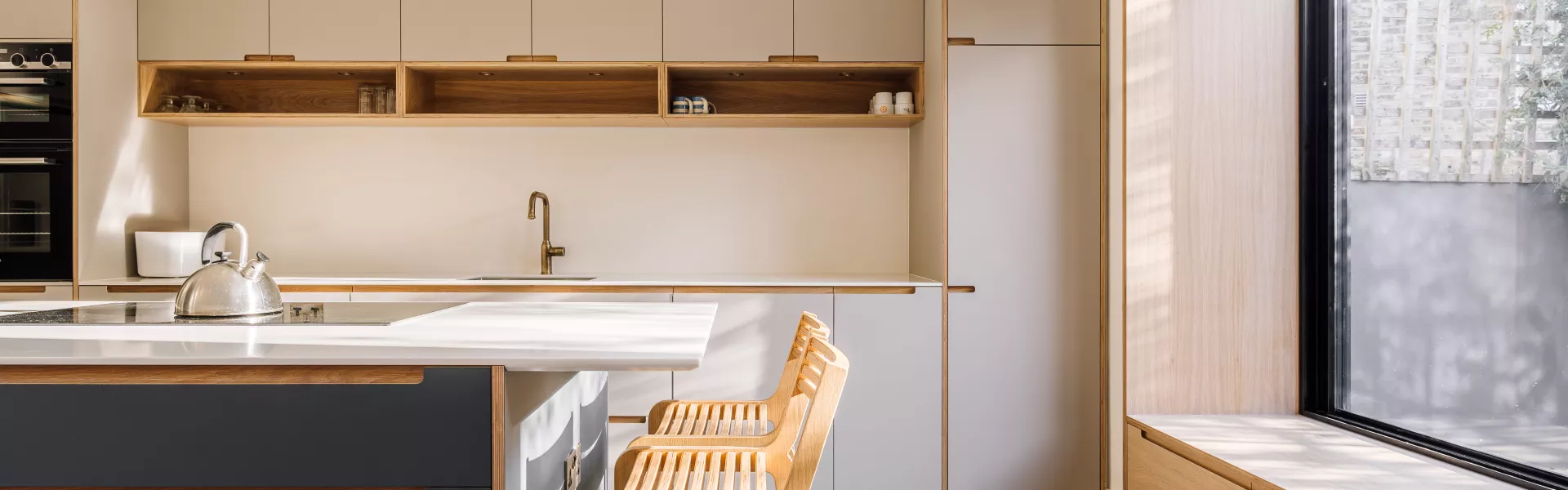 Moderne Küchenerweiterung mit Arbeitsplatten aus HIMACS in Stoke Newington
