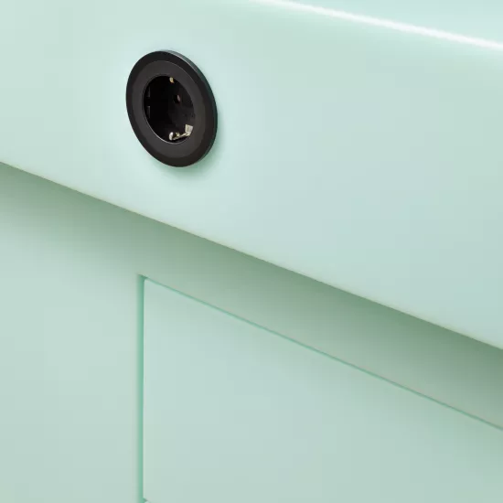 Playing with contrast: A sensational kitchen counter made of HIMACS Emerald green