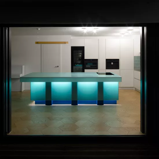 Playing with contrast: A sensational kitchen counter made of HIMACS Emerald green