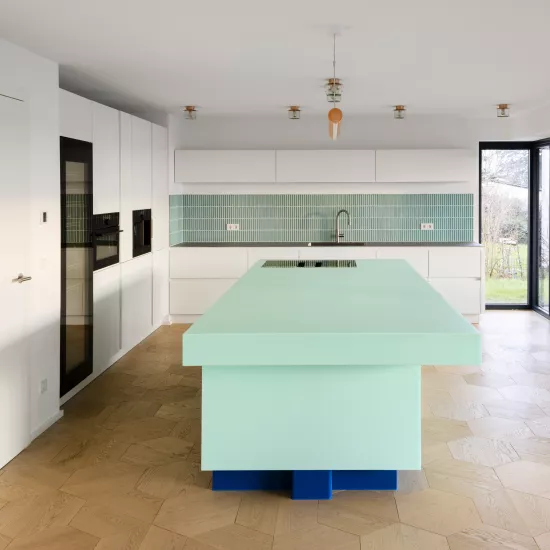 Playing with contrast: A sensational kitchen counter made of HIMACS Emerald green