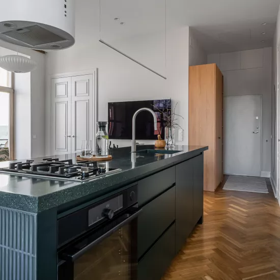 The Power of Green: HIMACS Maui Shapes a Renovated Vilnius Kitchen