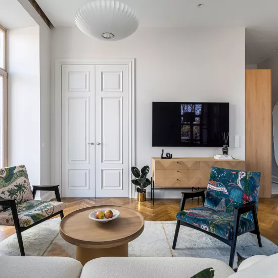 The Power of Green: HIMACS Maui Shapes a Renovated Vilnius Kitchen