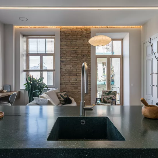 The Power of Green: HIMACS Maui Shapes a Renovated Vilnius Kitchen