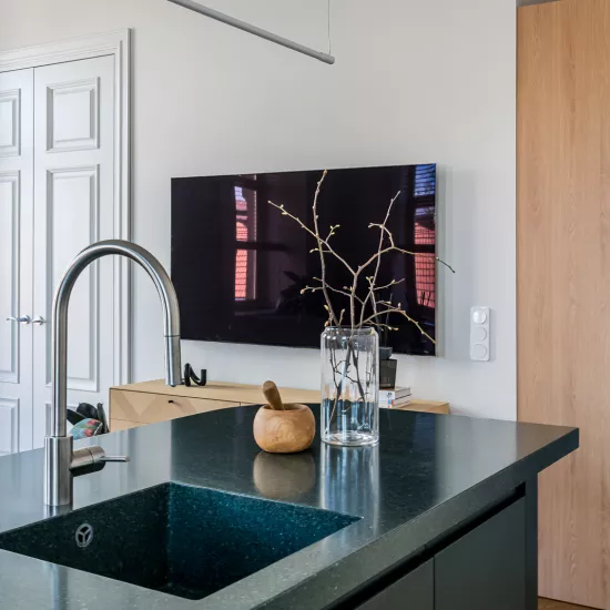 The Power of Green: HIMACS Maui Shapes a Renovated Vilnius Kitchen