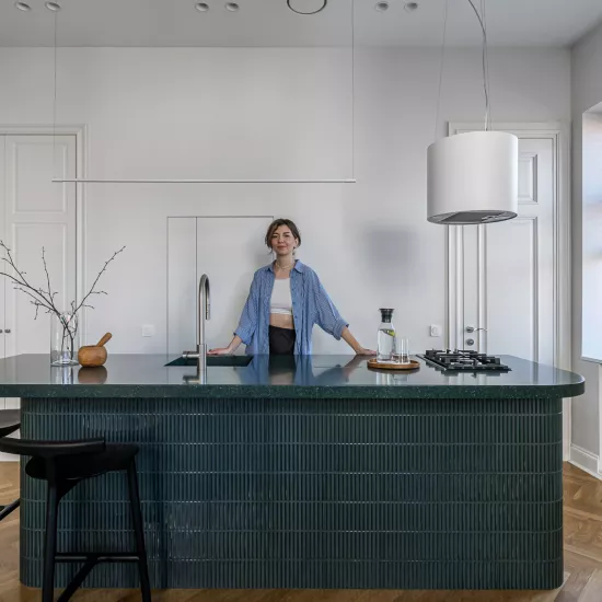 The Power of Green: HIMACS Maui Shapes a Renovated Vilnius Kitchen