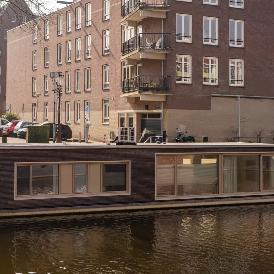 A Life Afloat HIMACS transforms a houseboat in Amsterdam