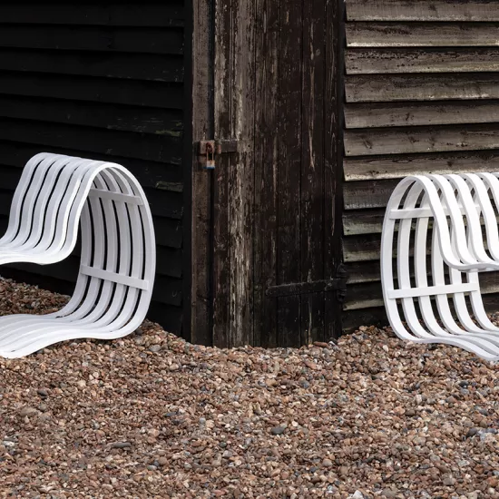 CURVE Outdoor: A light and airy HIMACS bench with flowing curves