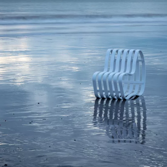 CURVE Outdoor: A light and airy HIMACS bench with flowing curves