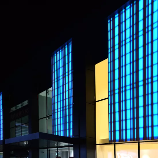 HIMACS lights up a Retail Park´s façade in Edinburgh