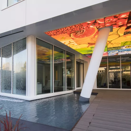 An eyecatching façade in HIMACS for the LongLife headquarters in Milan