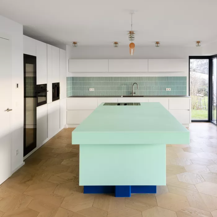 Playing with contrast: A sensational kitchen counter made of HIMACS Emerald green