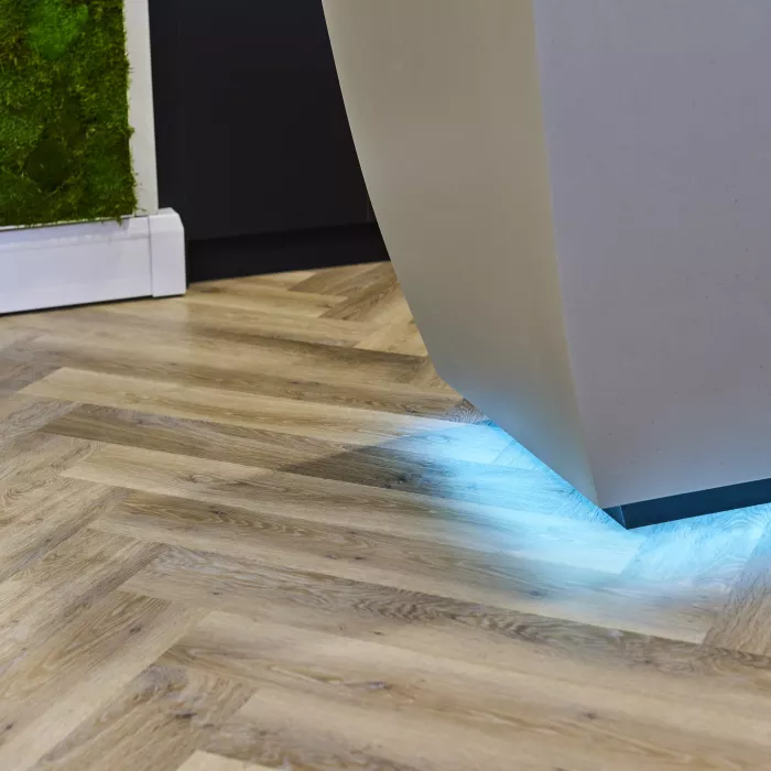 HIMACS crée un bureau d'accueil saisissant et sculptural  pour le nouveau siège de Pitalia à Manchester
