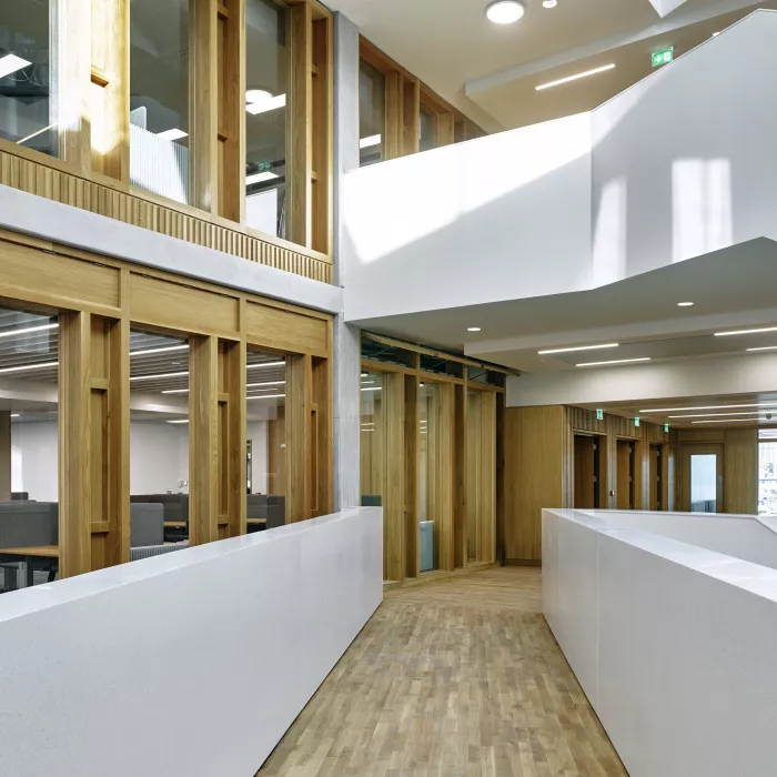 HIMACS Nebula crée un impact architectural dans le nouveau quartier général de la Garda à Dublin