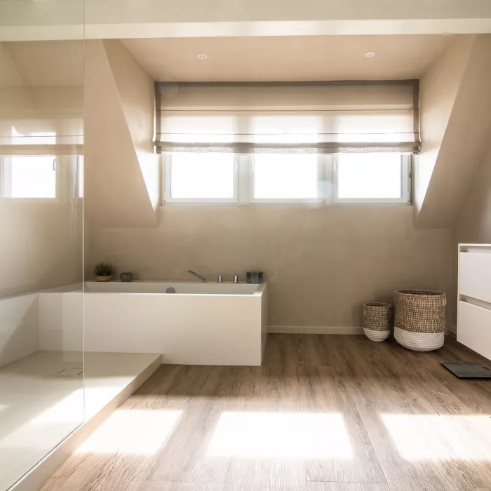 Une salle de bains épurée en HIMACS qui exprime harmonie et sérénité