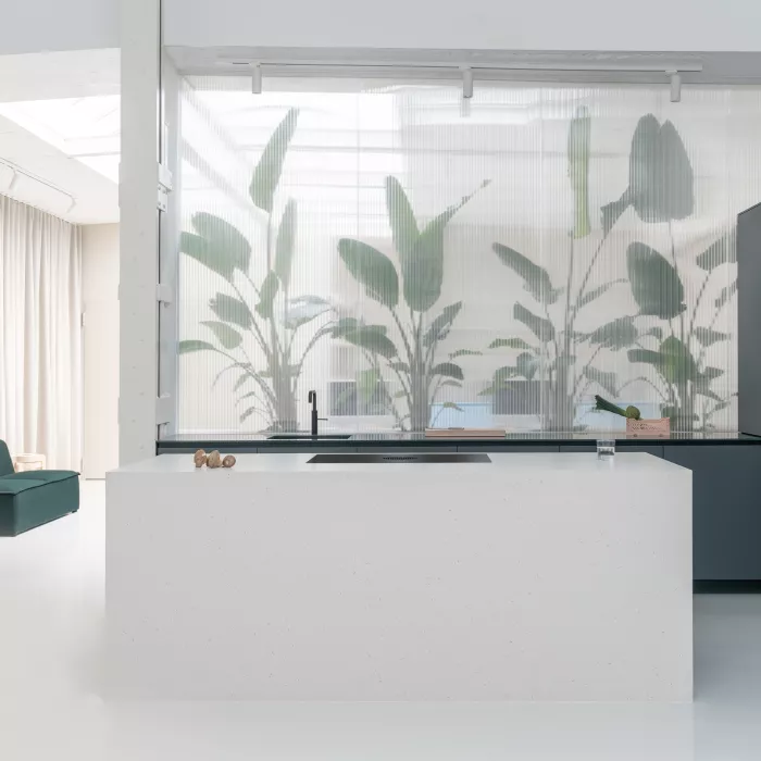Une touche naturelle, avec HIMACS, pour un cabinet de design au look raffiné et contemporain.