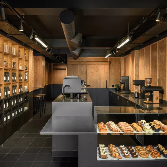 HIMACS Intense Ultra Dark Grey donne au  Thomson’s Coffee une saveur riche et profonde.