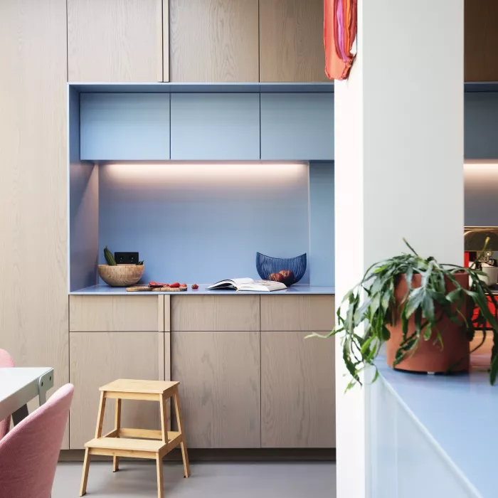 HIMACS apporte couleur et chaleur à cette cuisine moderne de style scandinave.