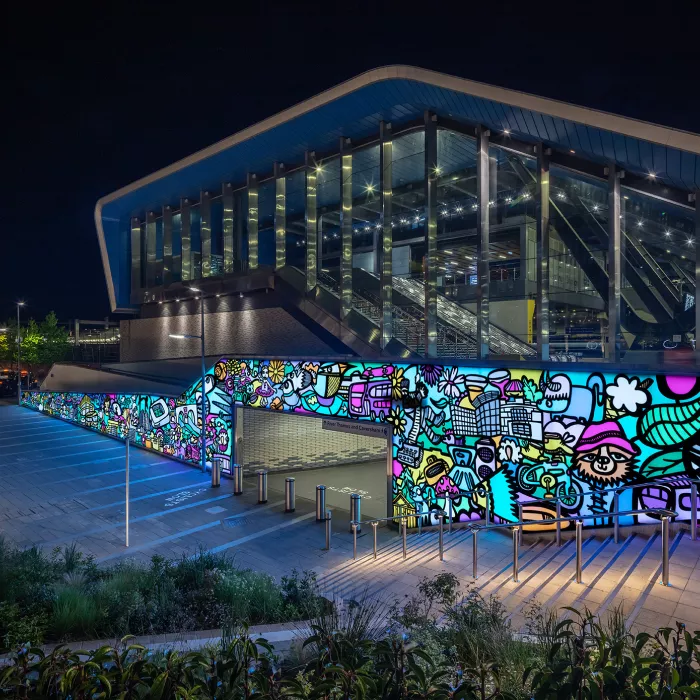 Arte urbana dal cuore vibrante  HIMACS per il colorato tributo di Stuart Melrose e Kev Munday a Reading