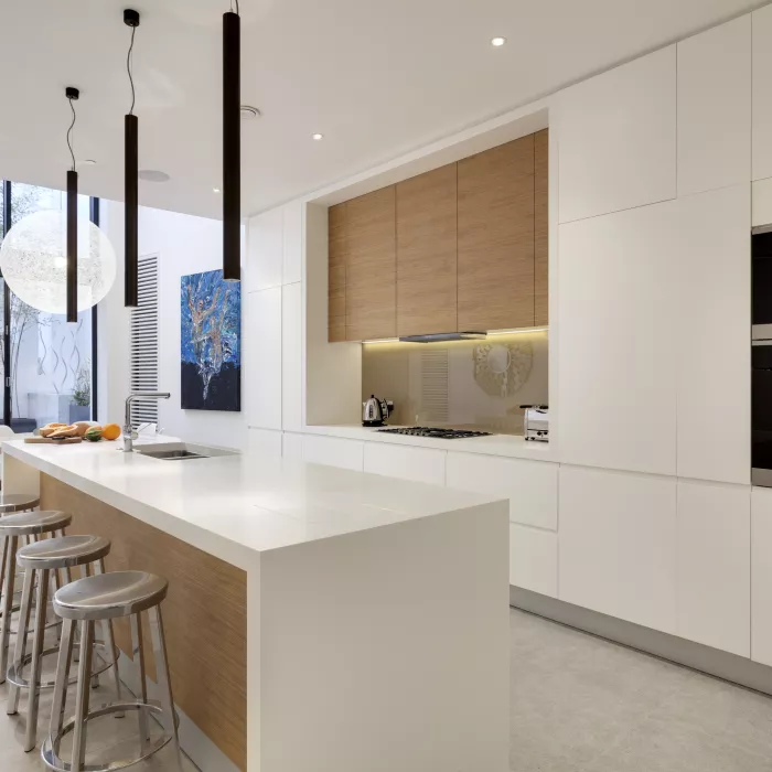 Le blanc pur de HIMACS pour la Narrow House 