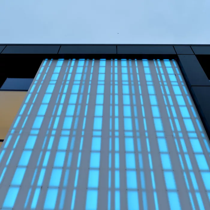 HIMACS bringt die Fassade eines Einkaufszentrums in Edinburgh zum Leuchten