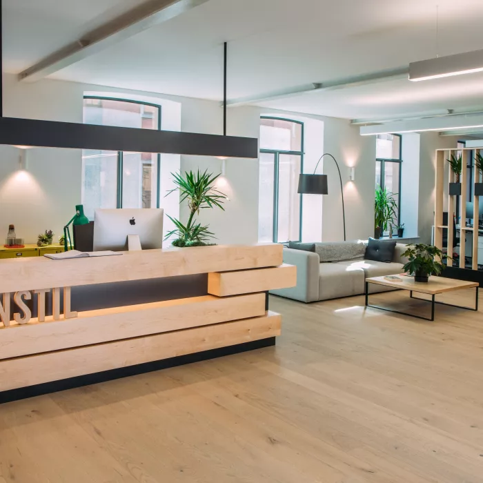 Le noir éclatant d’HIMACS pour les bureaux Instil