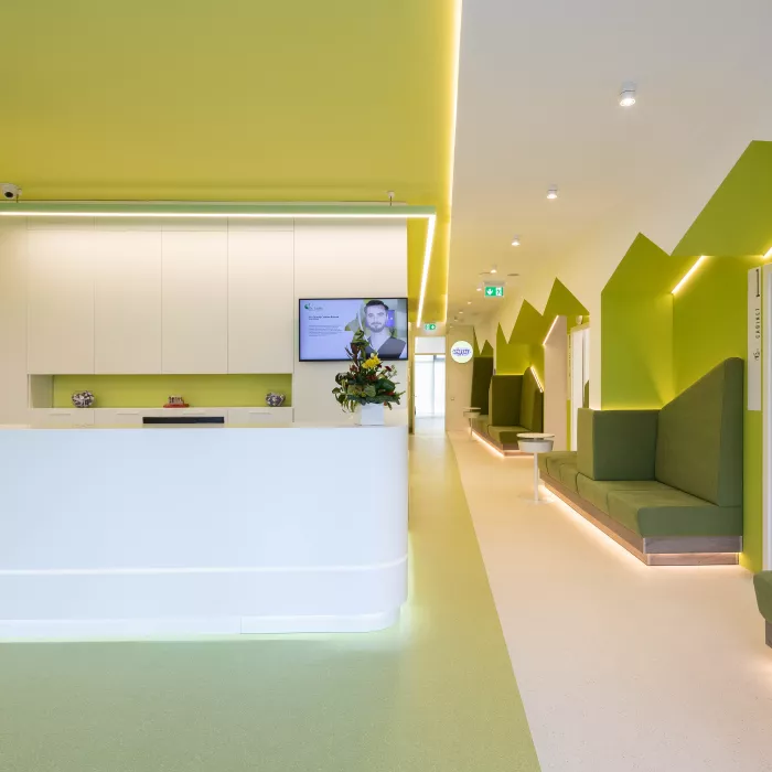 Le proprietà igieniche di HIMACS per la reception di una clinica dentale in Romania