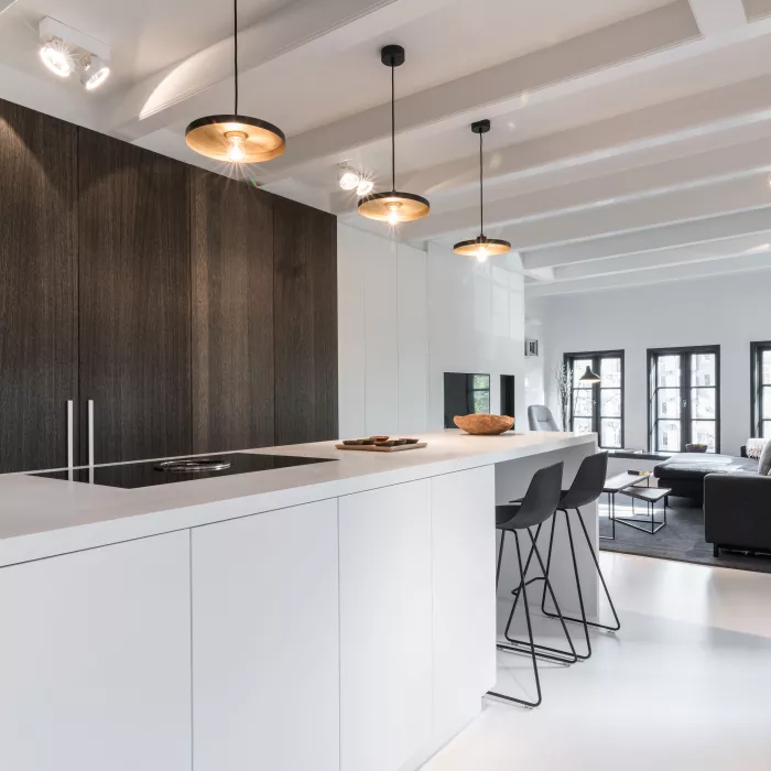 HIMACS ravive l’intérieur d’un immeuble historique au bord d’un canal d’Amsterdam