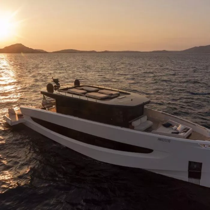 Le nouveau yacht EVO V8 choisit HIMACS