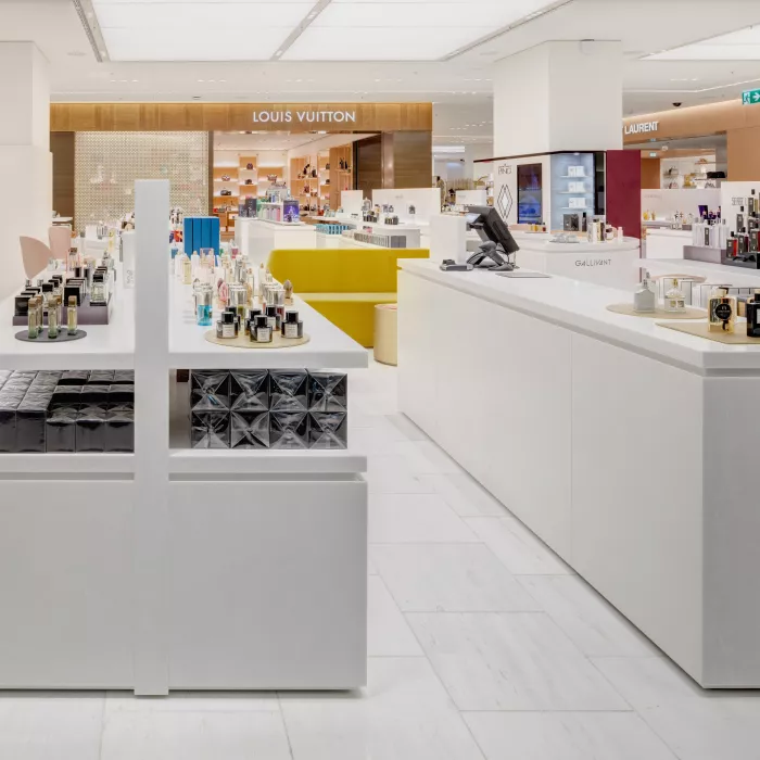 HIMACS et John Pawson  redonnent éclat et lumière à un célèbre magasin de beauté en Allemagne