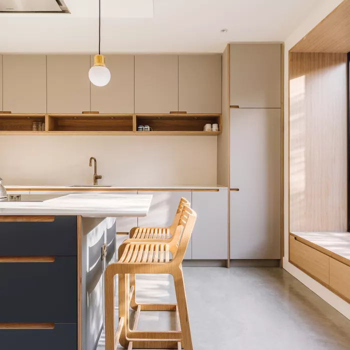 Moderne Küchenerweiterung mit Arbeitsplatten aus HIMACS in Stoke Newington