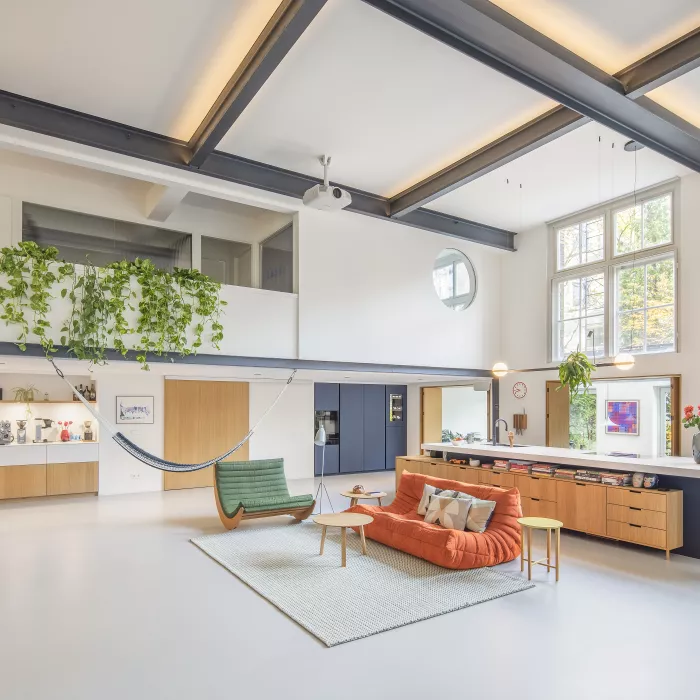 Un magistral îlot de cuisine en HIMACS pour ce spectaculaire loft.